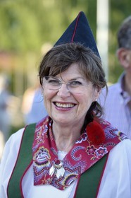 Suède, comté de Dalécarlie, région de Leksand, célébrations du solstice d'été dans le petit hameau de Hjulbäck, femme en costume traditionnel