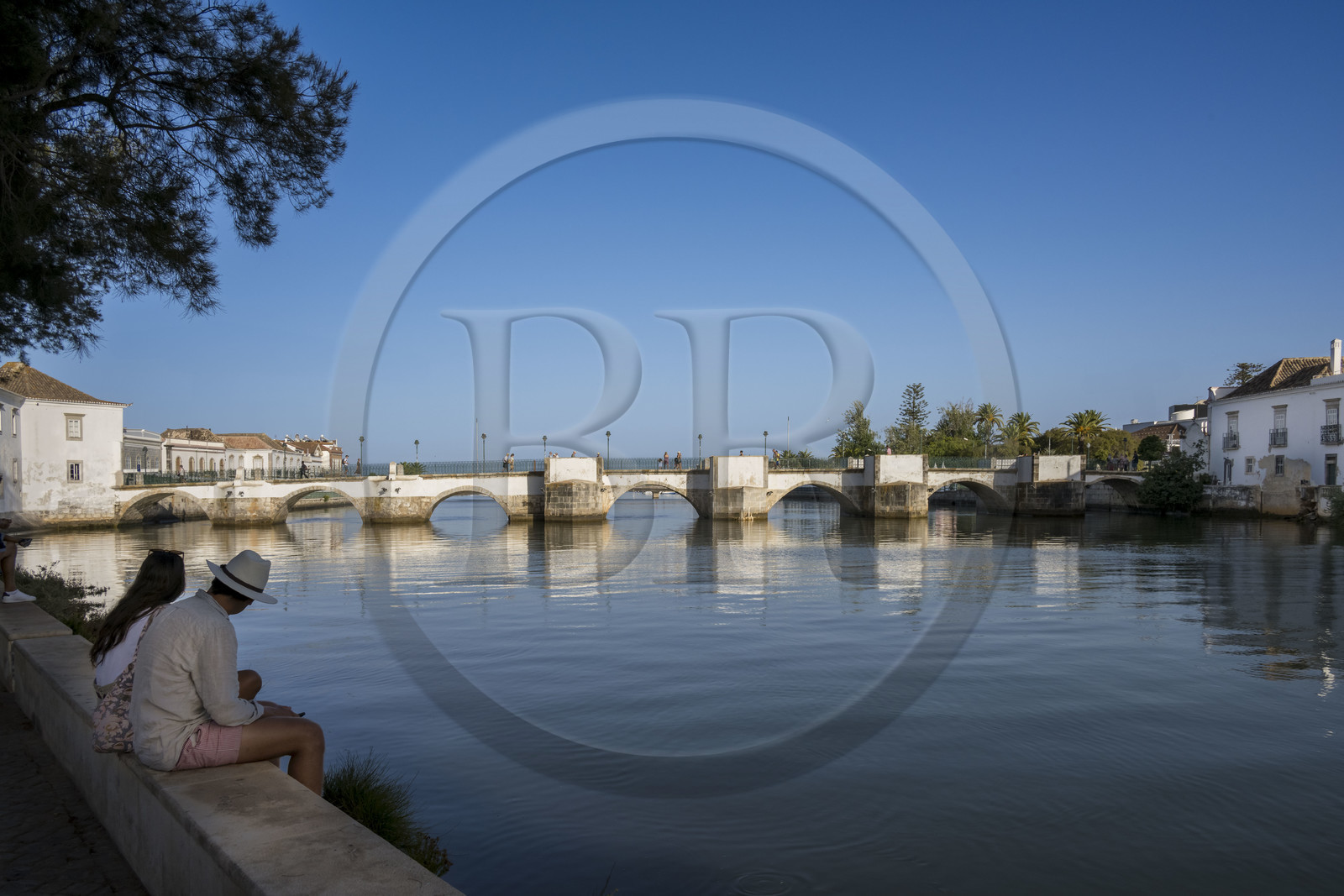 Portugal, Algarve, Tavira en bordure du parc naturel de la Ria Formosa, le pont romain à 7 arches du XIIe siècle sur le Rio Gilao