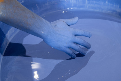 France, Nièvre (58), Nevers, Fayencerie d’art de Nevers, bain d'émail Bleu de Nevers teinté par le cobalt