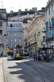 Portugal, Lisbonne, quartier de Baixa pombalin, tramway place Figueira sous le Castelo Sao Jorge (chateau Saint Georges)