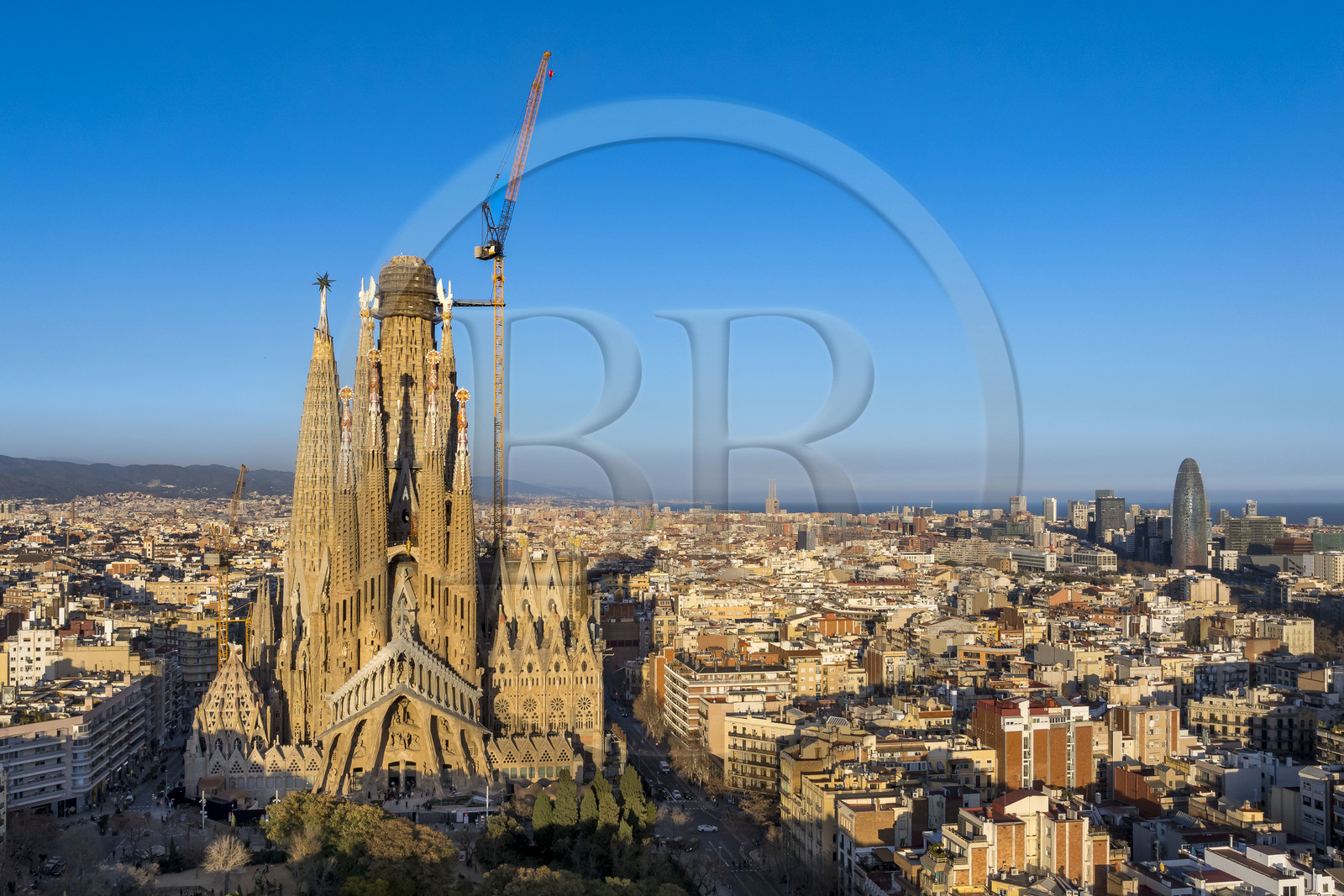 Espagne, Catalogne, Barcelone, quartier de l'Eixample, basilique de la Sagrada Familia de l'architecte du modernisme catalan Antoni Gaudi classée Patrimoine Mondial de l'UNESCO, la façade de la passion, la Torre Agbar de l'architecte Jean Nouvel en arrière plan