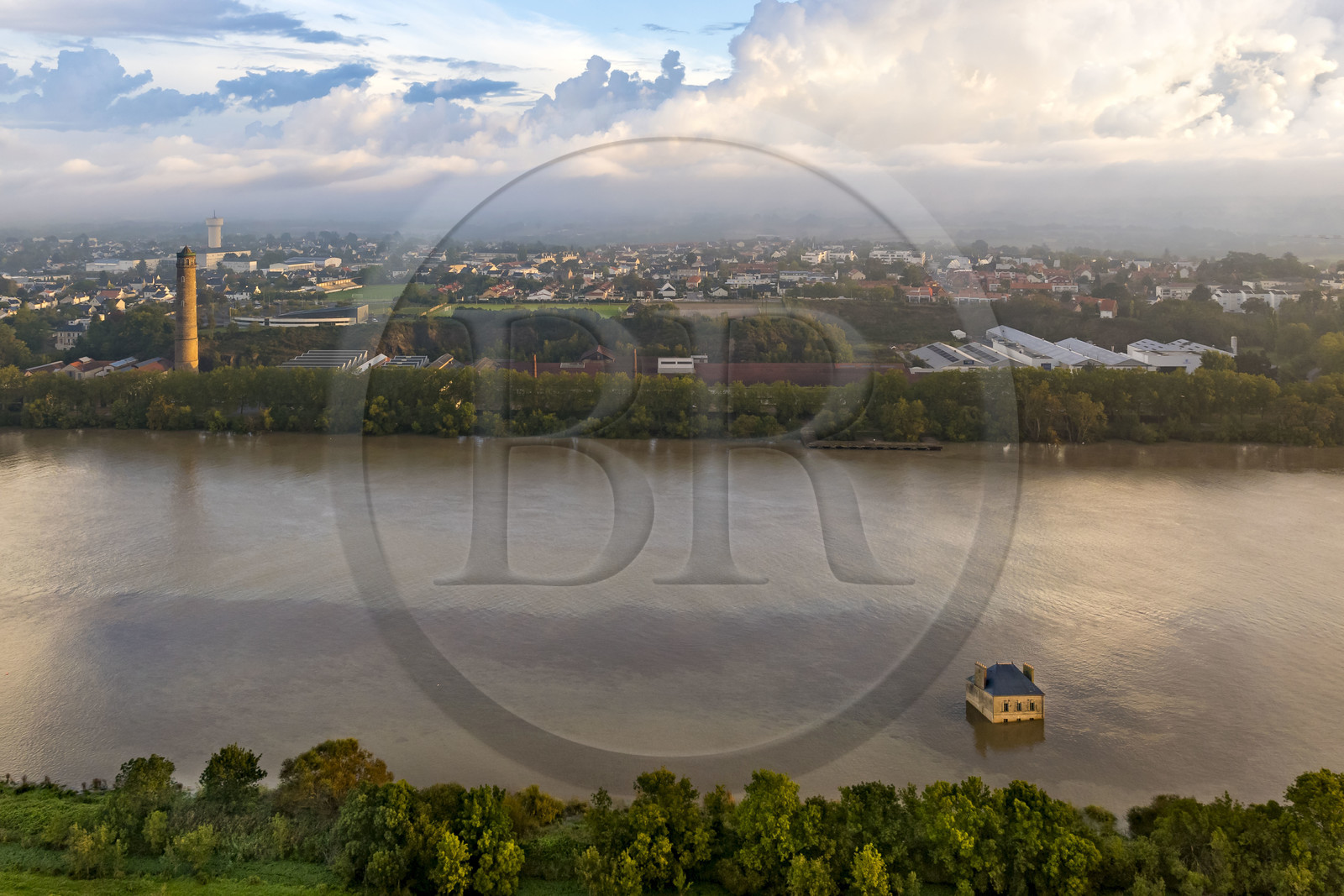 France, Loire-Atlantique (44), Couëron, collection d'art contemporain à ciel ouvert Estuaire, La Maison dans la Loire réalisé par l'artiste Jean-Luc Courcoult et la Tour à plomb de 69 m de haut construite au XIXème siècle (vue aérienne)