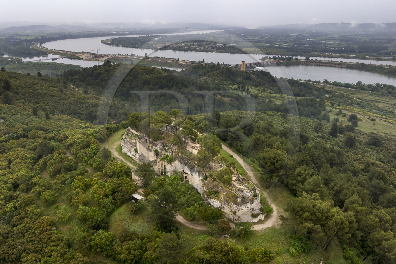 France, Gard (30), Beaucaire, abbaye troglodytique de Saint-Roman, nécropole sur le sommet accueillant des centaines de sépultures creusées dans le rocher (vue aérienne)