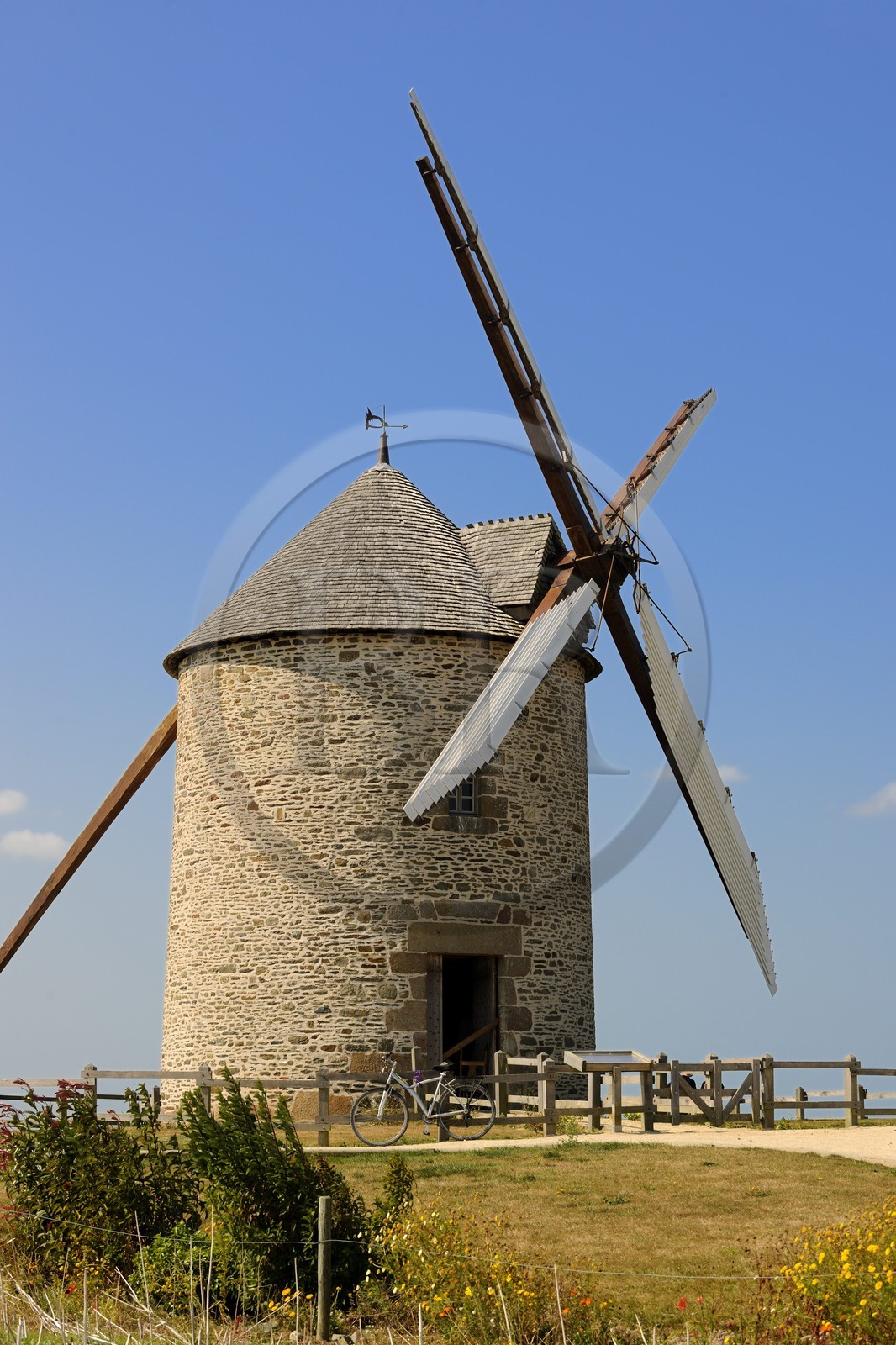 France, Manche (50), Baie du Mont-Saint-Michel, route des moulins, moulin à vent de Moidrey