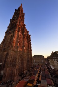 France, Bas-Rhin (67), Strasbourg, centre historique classé Patrimoine Mondial de l'UNESCO, place de la Cathédrale, marché de Noël (Christkindelsmarik) au pied de la Cathédrale Notre Dame