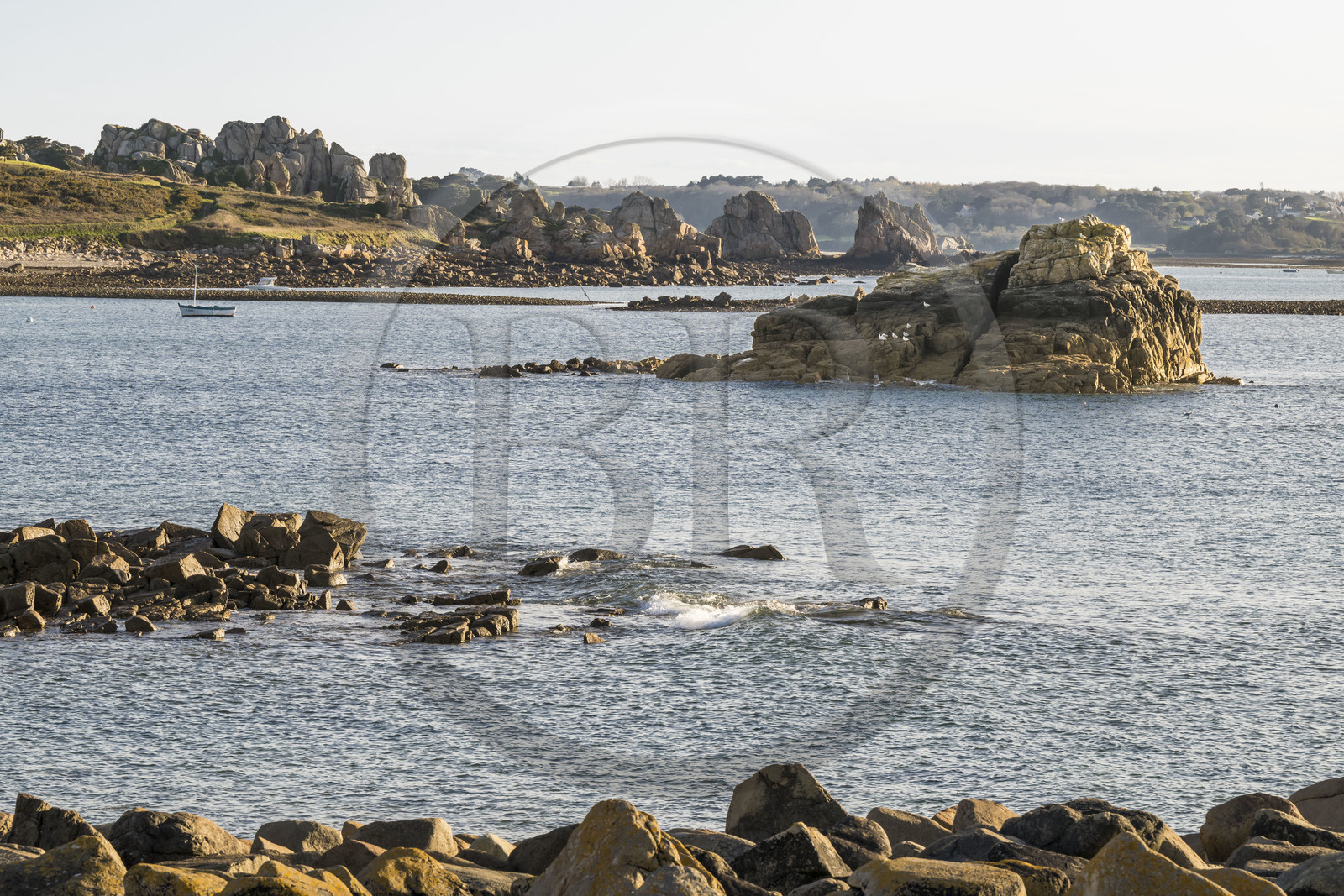 France, Côtes-d'Armor (22), Côte d'Ajoncs, Plougrescant, site du gouffre de Plougrescant sur le chemin de Grande Randonnée GR 34