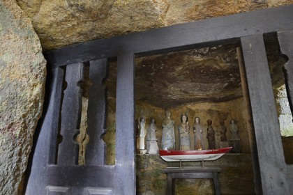France, Côtes-d'Armor (22), Vieux-Marché, la chapelle des Sept-Saints consacrée aux Sept Dormants d'Éphèse, la crypte-dolmen du Stivel qui aurait été christianisée dès le VIème siècle, anciennes statues des sept Saints d'Éphèse
