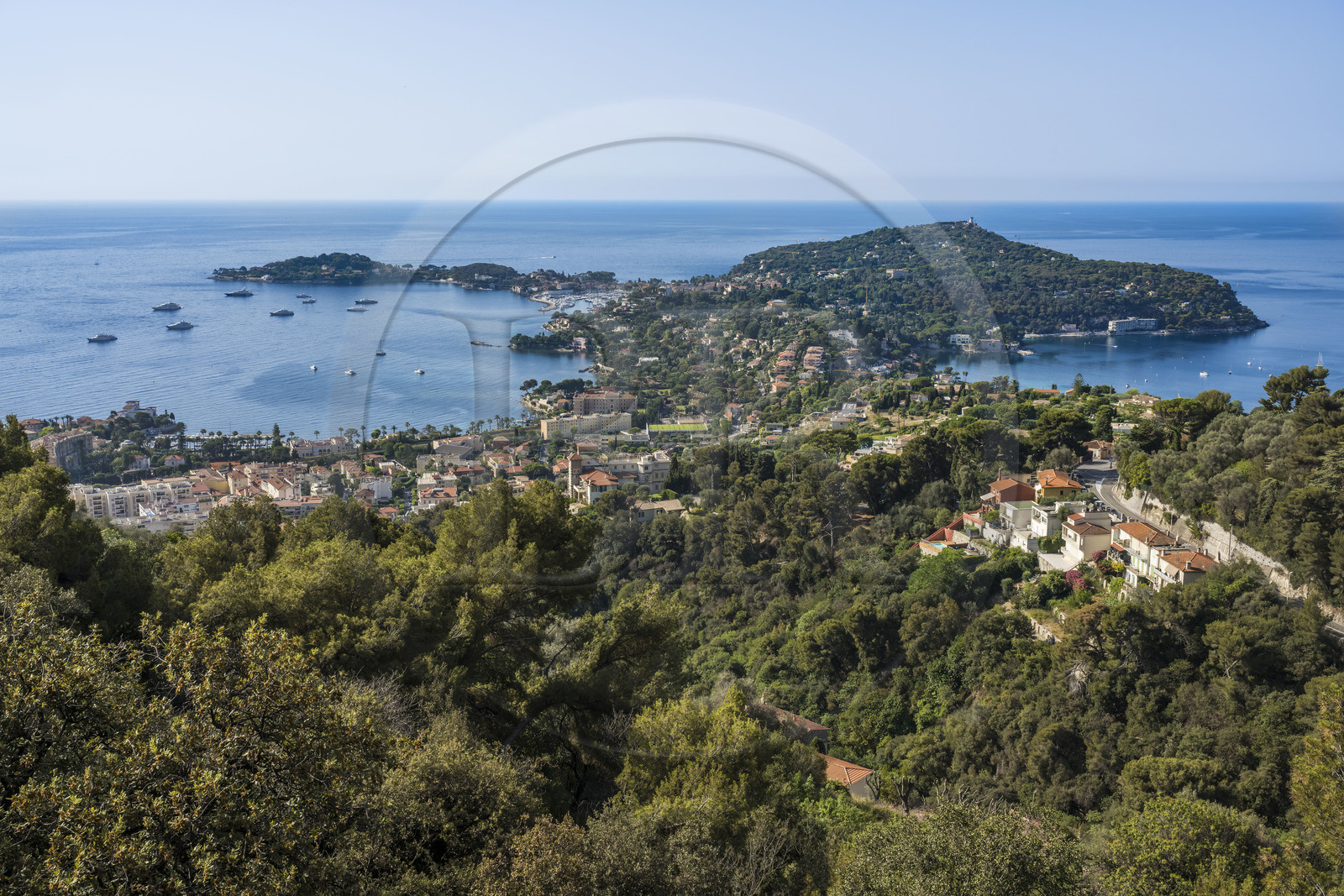 France, Alpes-Maritimes (06), Beaulieu-sur-Mer, la presqu'ile de Saint-Jean-Cap-Ferrat vue de la moyenne corniche