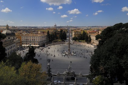 Italie, Latium, Rome, centre historique classé Patrimoine Mondial de l'UNESCO, piazza del Popolo et la basilique Saint-Pierre en arrière plan