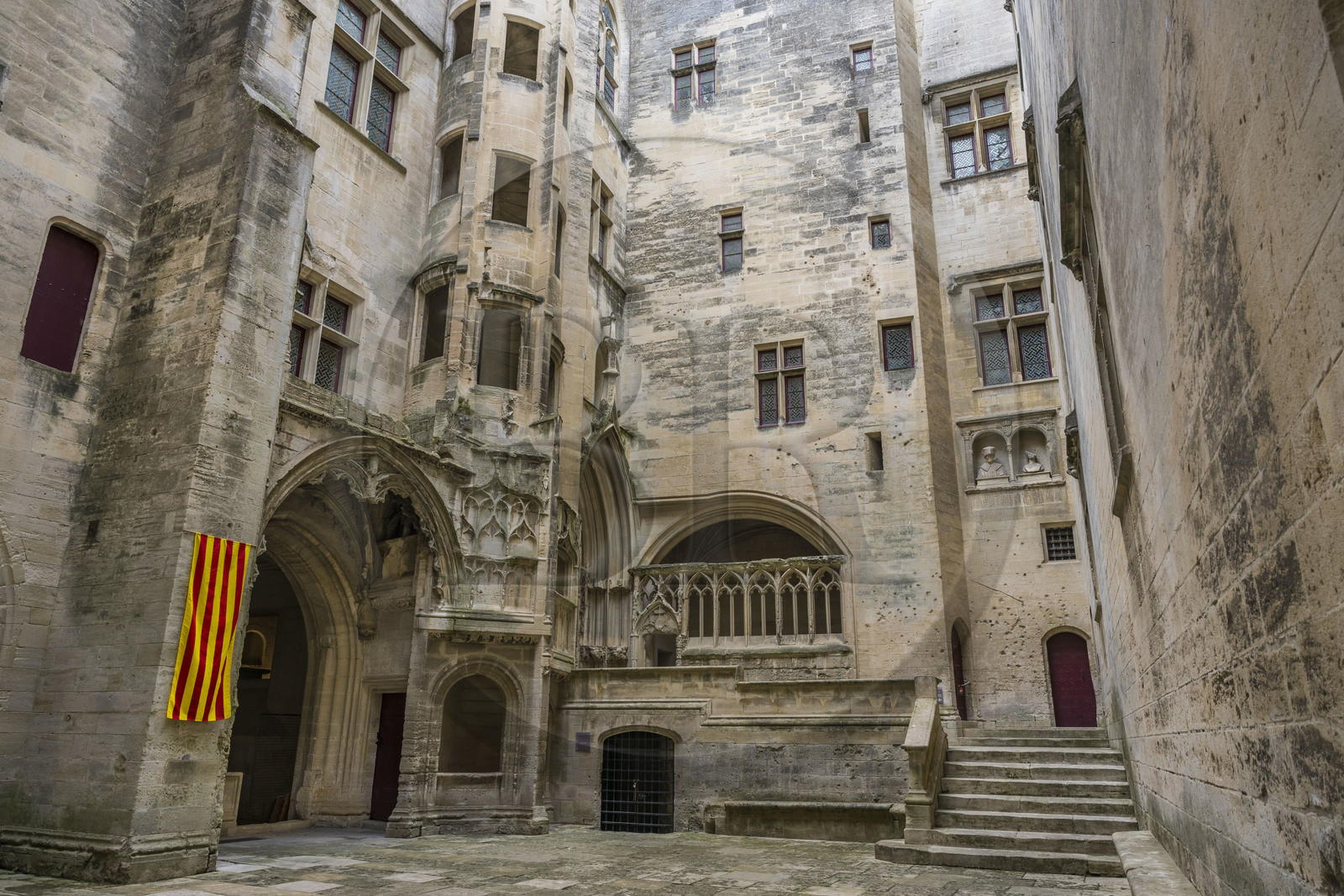 France, Bouches-du-Rhône (13), Tarascon, le chateau du roi René datant du XVe siècle, la Cour d'Honneur