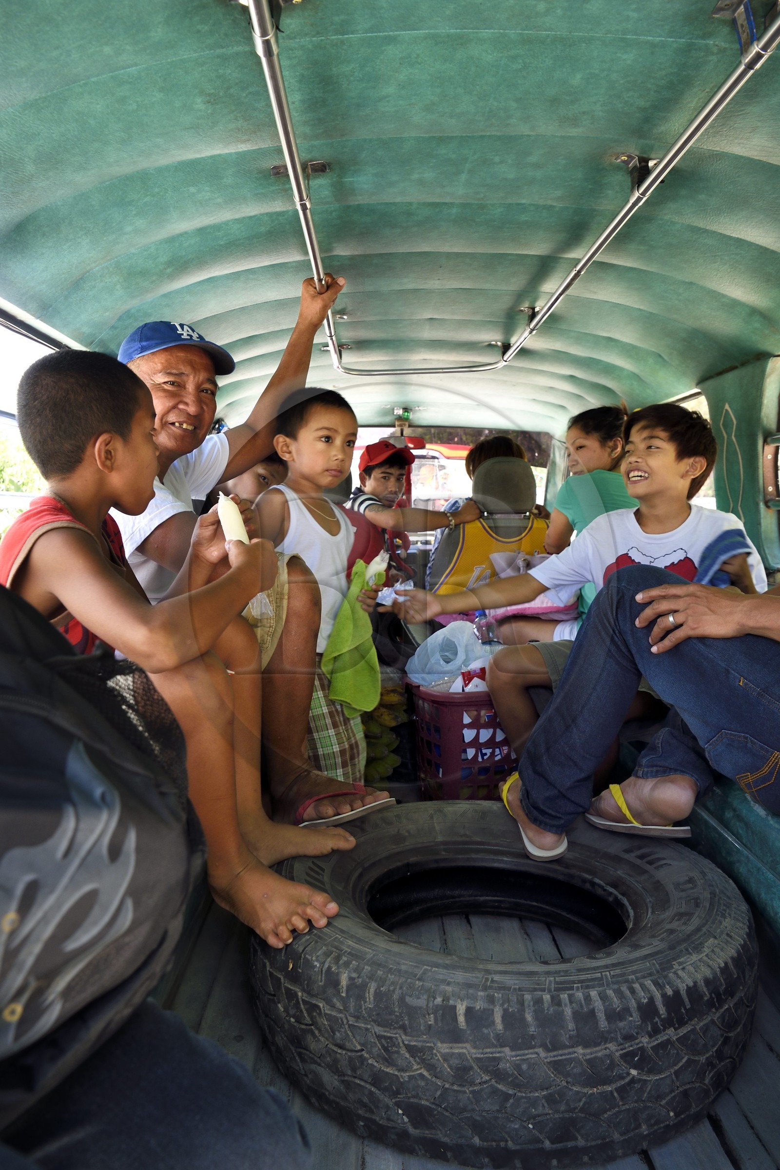 Philippines, province de Nueva Ecija, region de Bambang, intérieur d'un jeepney (jeep allongée pour le transport de passagers)