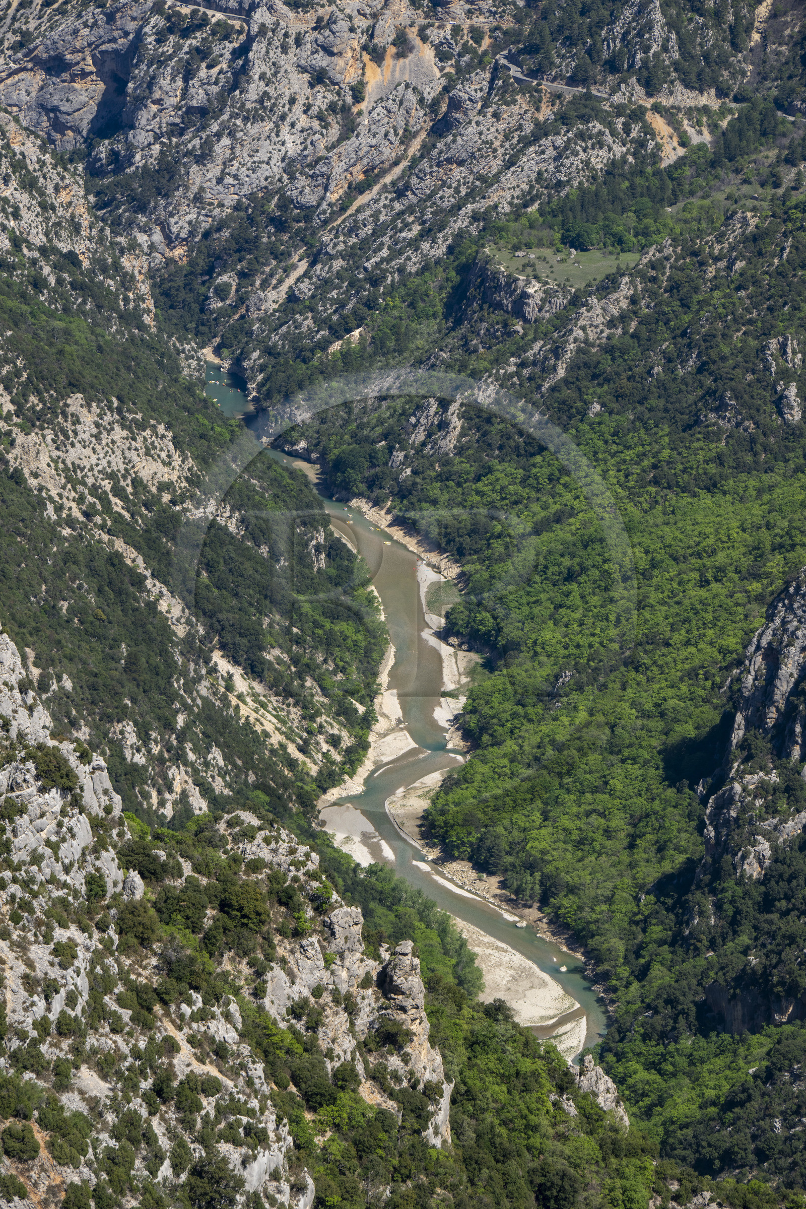 France, Var (83) rive gauche et Alpes-de-Haute-Provence (04) rive droite, Parc Naturel Régional du Verdon, les Gorges du Verdon débouchant sur le lac de Sainte Croix vu depuis le Col d'Illoire