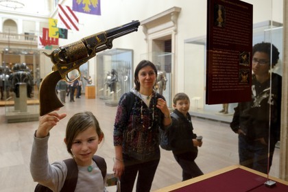 Etats-Unis, New York, Manhattan, East Side, Metropolitan Museum of Art (MET), galerie des armes et armures, révolver original de Samuel Colt