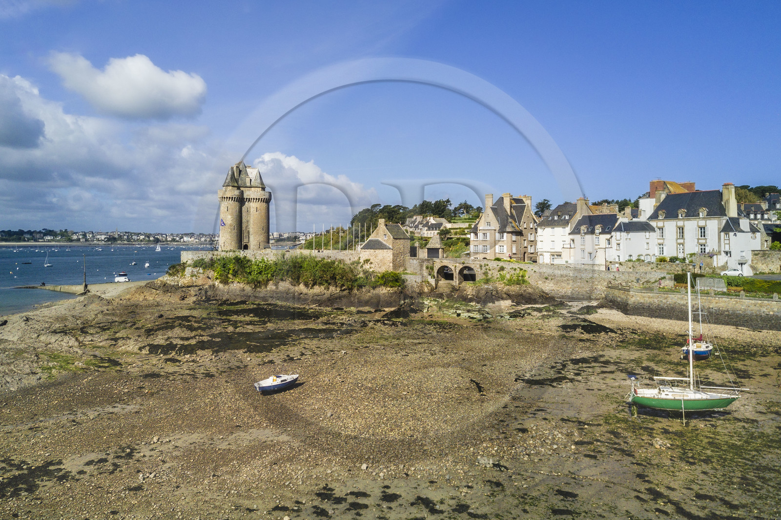 France, Ille-et-Vilaine (35), Côte d'Emeraude, Saint-Malo, quartier Saint-Servan, le port et la Tour Solidor construite en 1382, musée international du Long-Cours Cap-Hornier (vue aérienne)