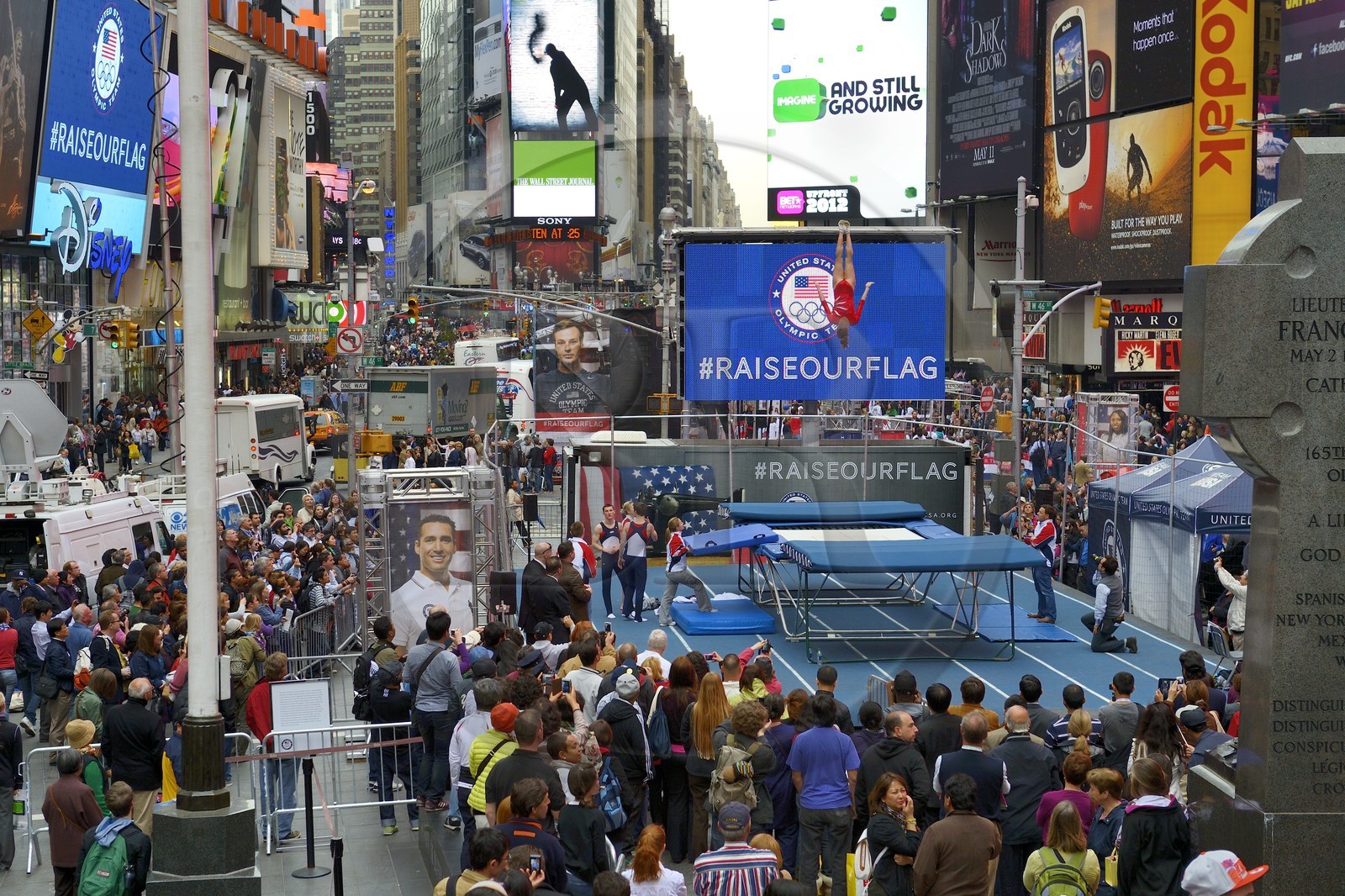 Etats-Unis, New York, Manhattan, Times Square, démonstration des gymnastes de l'équipe olympique américaine des J.O.