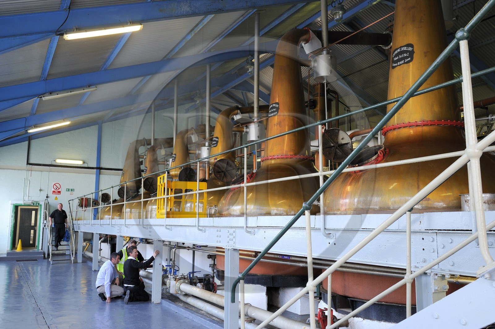 Royaume-Uni, Ecosse, Hébrides intérieures, Ile de Islay, Port Ellen, distillerie de whisky Laphroaig, distillation du wash dans des alambics en cuivre Pot-stills