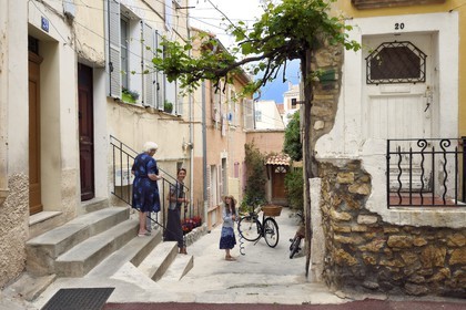 France, Alpes-Maritimes, Antibes, commune libre du Safranier, discussion between rue de la Pompe neighbors