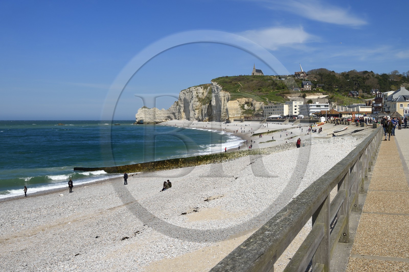 France, Seine-Maritime (76), Pays de Caux, Côte d'Albâtre, Etretat, la plage et la falaise d'Amont surplombé par l'église Notre-Dame-de-la-Garde