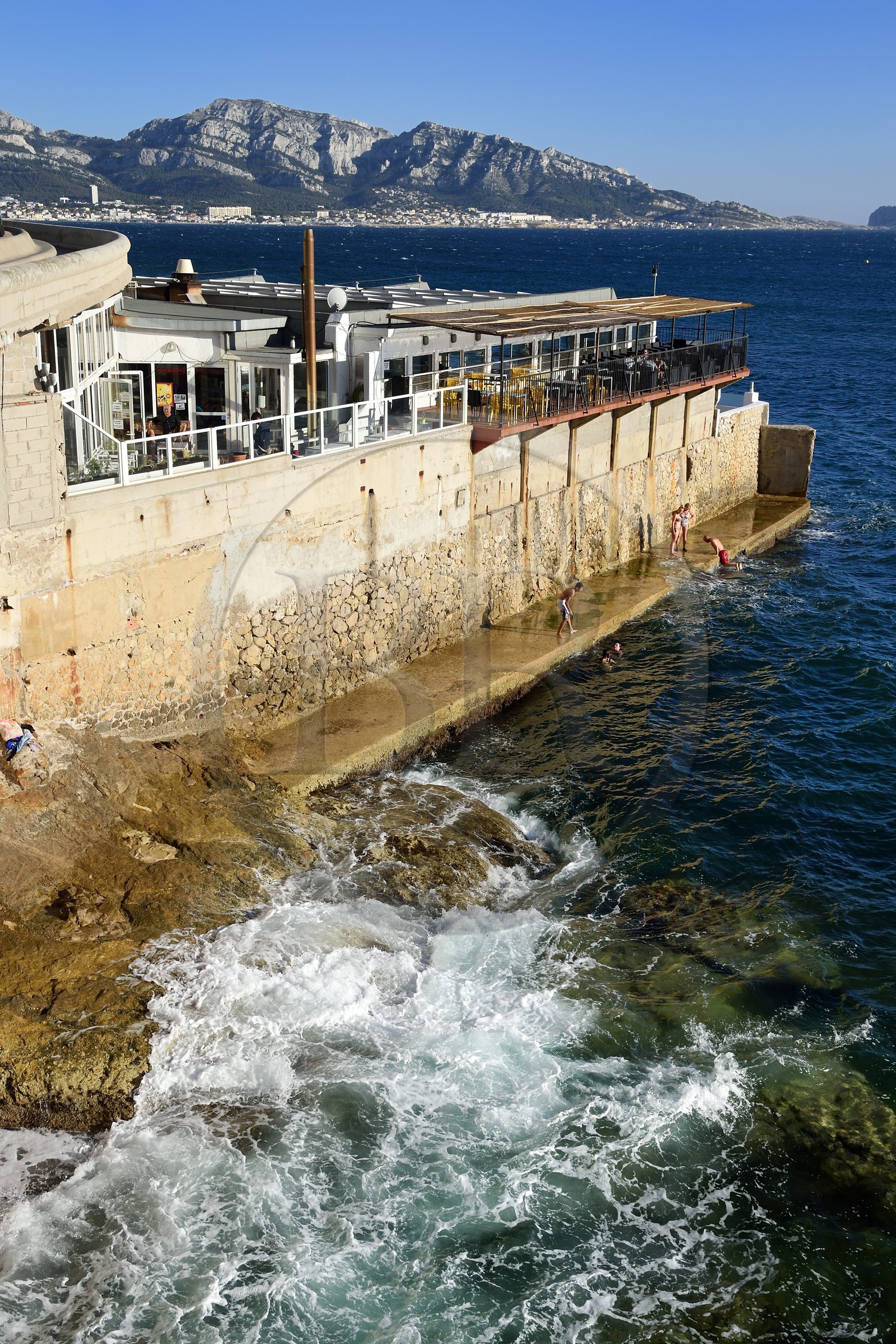 France, Bouches-du-Rhône (13), Marseille, quartier du Roucas Blanc, la Corniche JF Kennedy, sporting club de la Corniche dans l'anse de l'Oriol