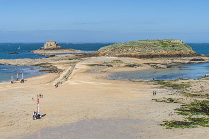 France, Ille-et-Vilaine (35), Côte d'Emeraude, Saint-Malo, Fort conçu par Vauban de l'île rocheuse Petit-Bé à gauche et Grand-Bé à droite, à marée basse