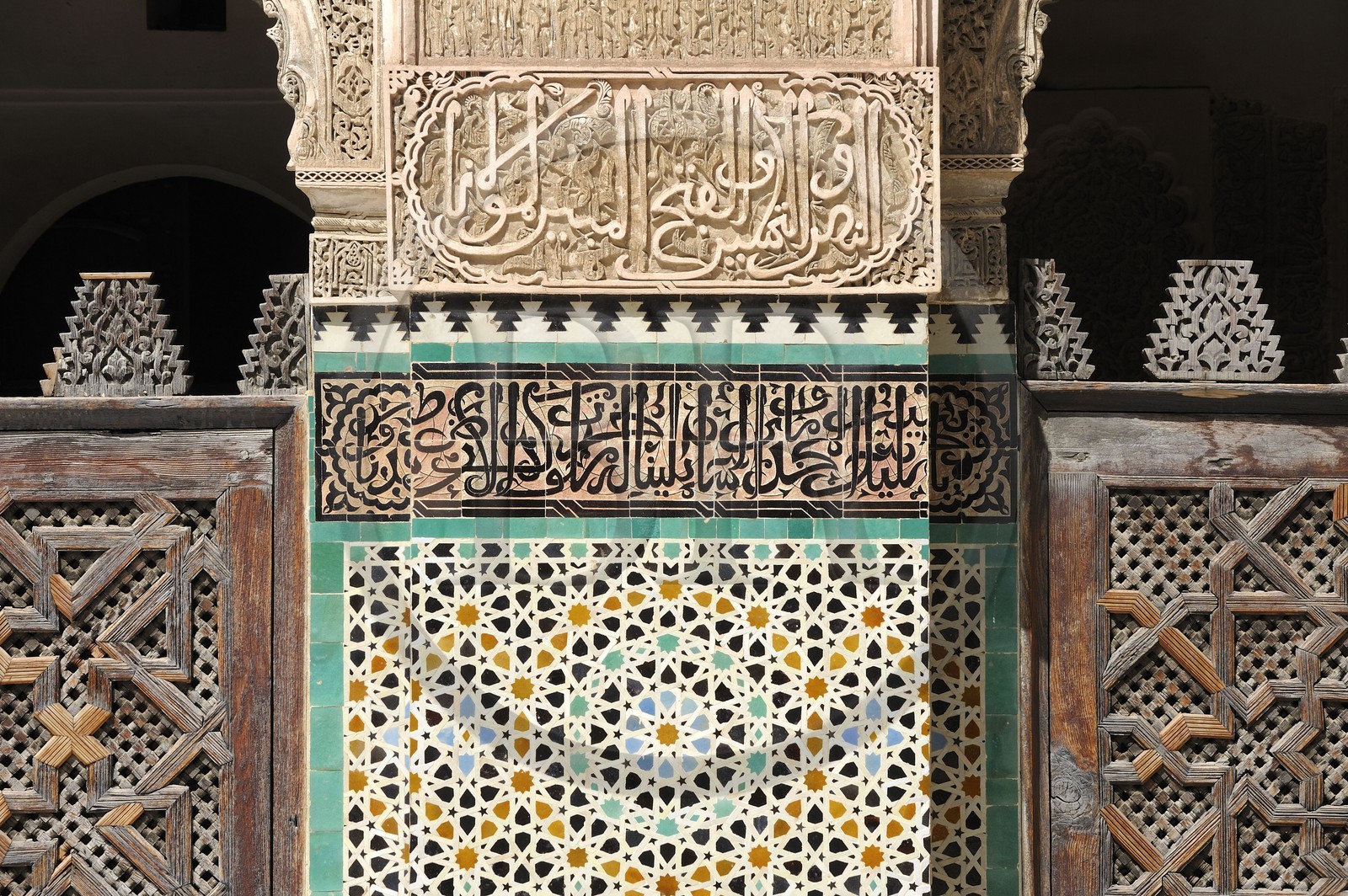 Maroc, Moyen Atlas, Fès, ville impériale, médina classée Patrimoine Mondial de l'UNESCO, Fès el Bali, la médersa Bouananiya ou Bou-Inania, façade de plâtre finement ciselé et zelliges