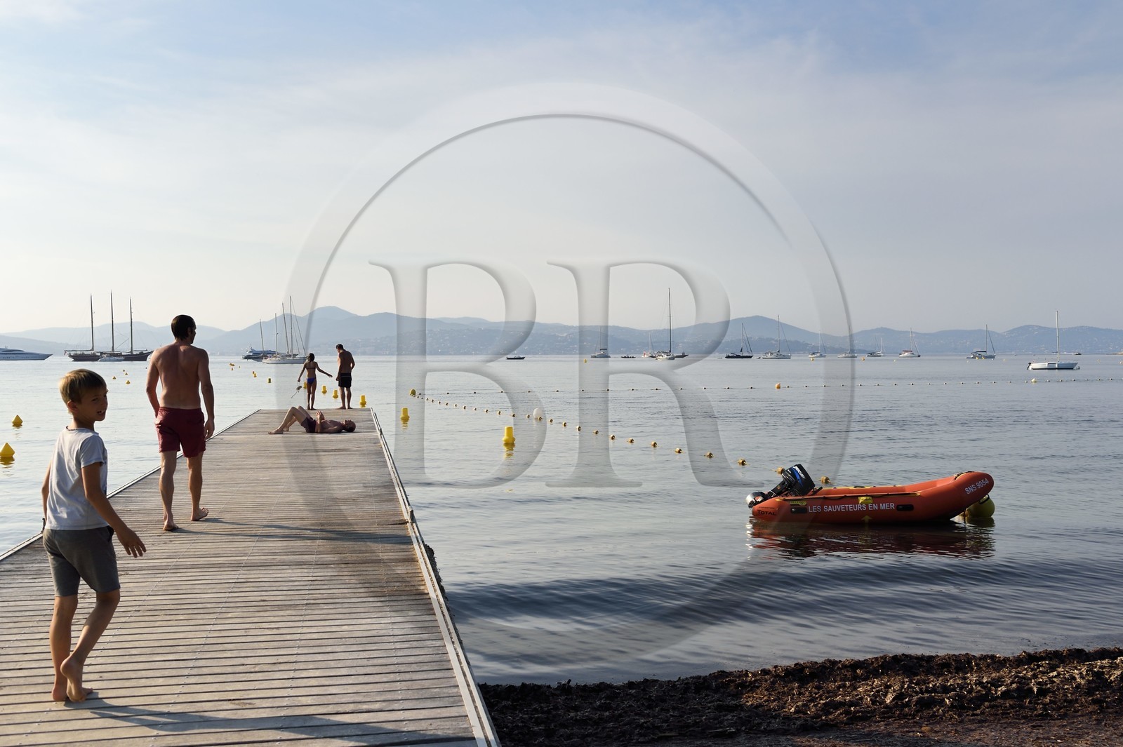 France, Var (83), Saint-Tropez,  baie des Canebiers, ponton sur la plage des Canebiers