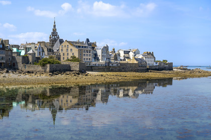 France, Finistère (29), Roscoff, arrière de maisons d'armateurs sur la grève et le clocher de l'église Notre-Dame de Croaz Batz