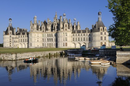 France, Loir et Cher (41), Vallée de la Loire classée Patrimoine Mondial de l' UNESCO, château de Chambord, découverte en barque électrique