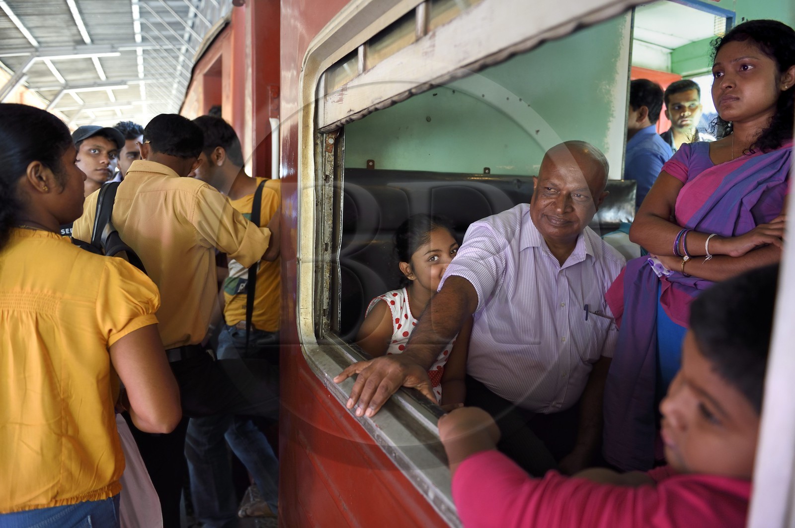 Sri Lanka, Colombo, embarquement de passagers à la gare de Maradana