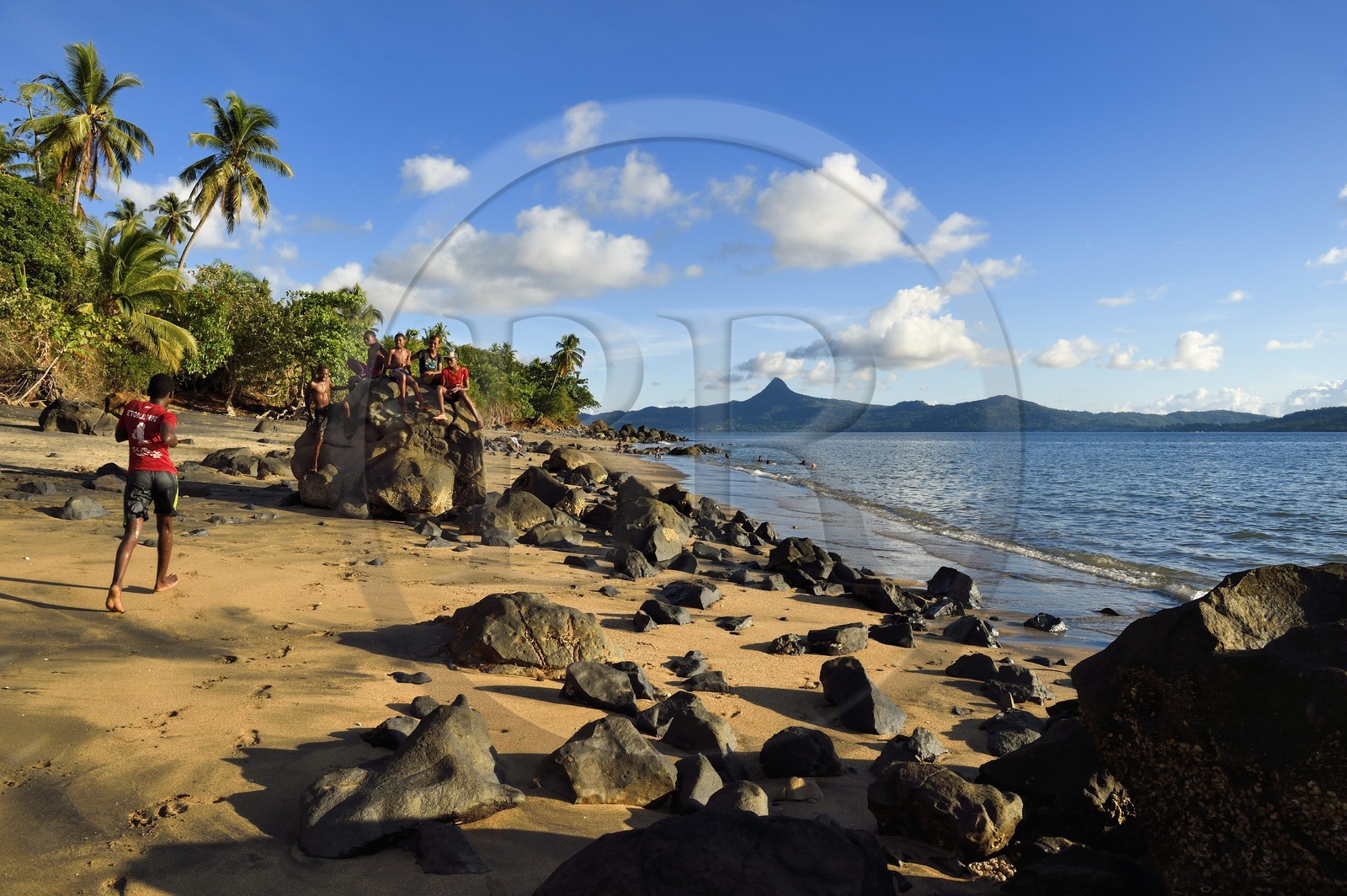 France, Ile de Mayotte, Grande-Terre, Sada, enfants jouant sur Tahiti plage (Mtsagnougni) dans la baie de Bouéni