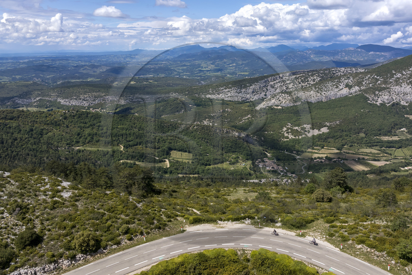 France, Vaucluse (84), Parc Naturel Régional du Mont Ventoux, Beaumont-du-Ventoux, route D974 sur le versant Nord du Mont Ventoux, Les Baronnies Provencales en arrière plan (vue aérienne)