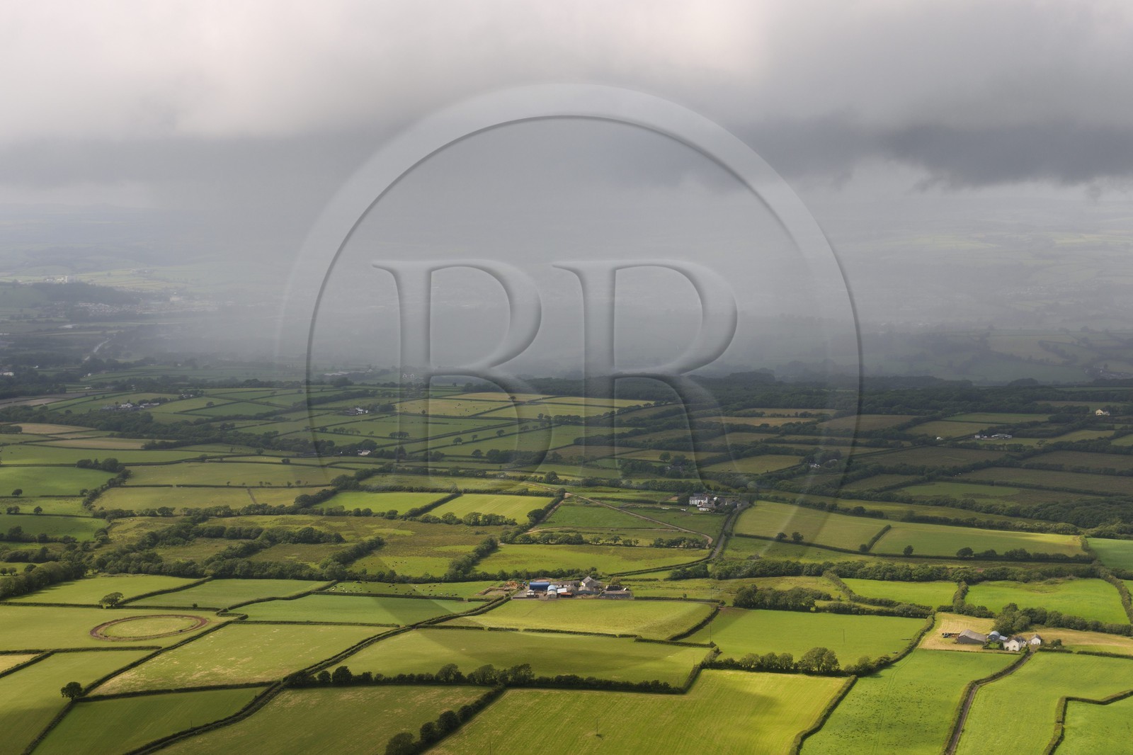 Royaume-Uni, Angleterre, Pays de Galles, rideau de pluie sur le Carmarthenshire (vue aérienne)