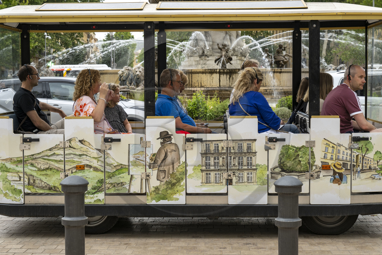 France, Bouches-du-Rhône (13), Aix en Provence, Place de la Rotonde, le petit train touristique décoré par les attractions essentielles de la ville