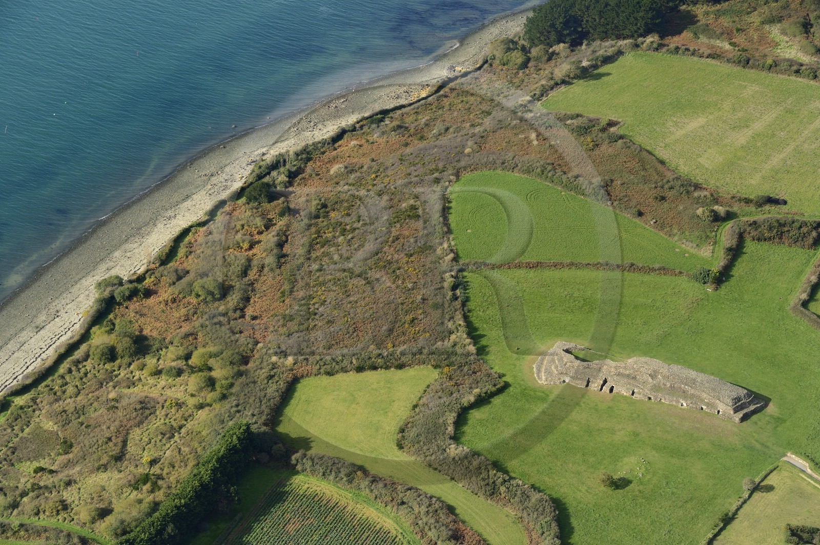 France, Côtes-d'Armor (22), Presqu'île de Kernehelen (Baie de Morlaix) le Cairn de Barnenez, vieux de 6000 ans composé de deux Cairns (vue aérienne)