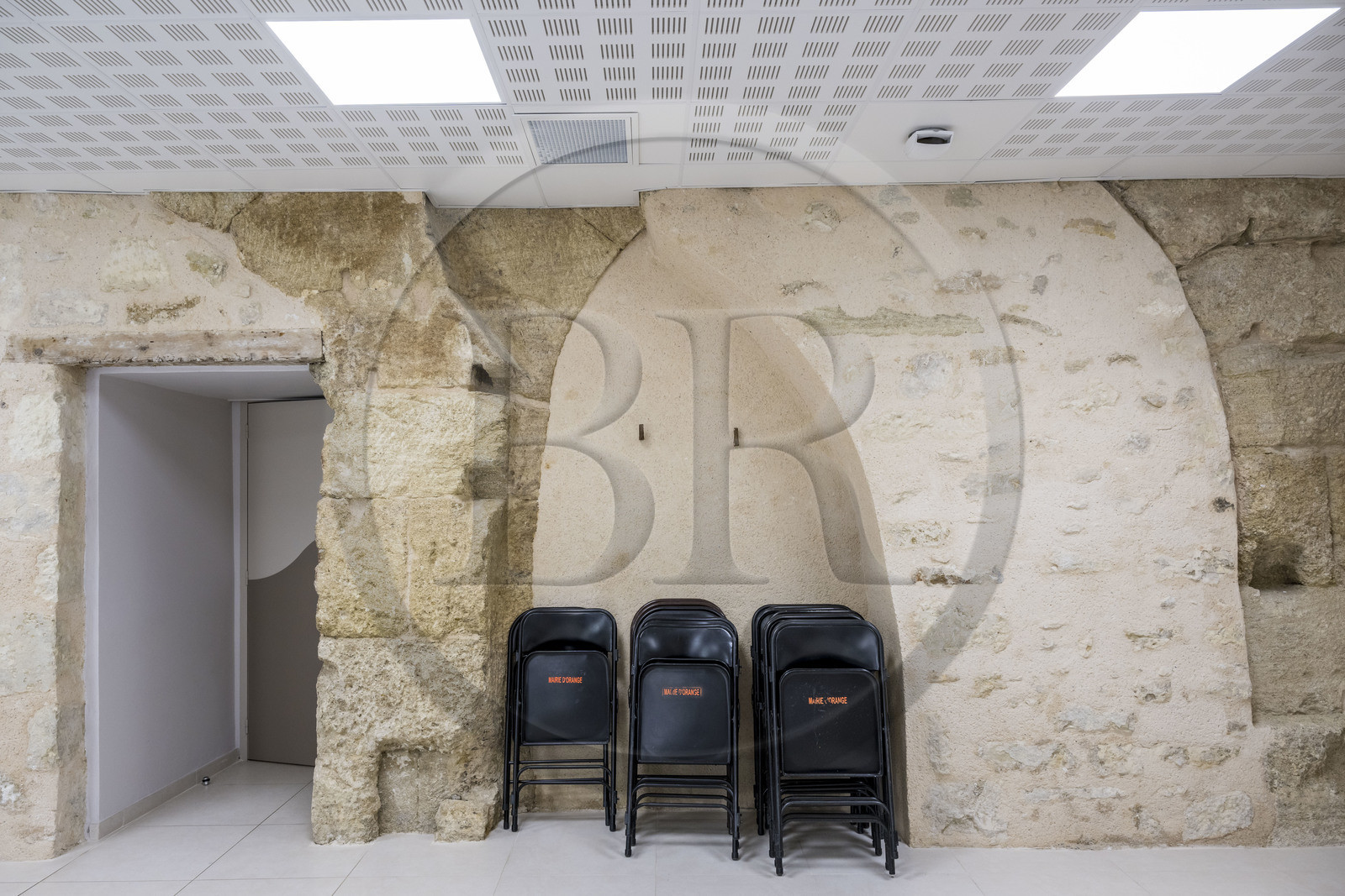 France, Vaucluse (84), Orange, partie haute de la porte de l'ancien Forum romain aujourd'hui intégrée dans un batiment du conservatoire d'Orange