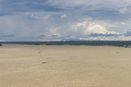 France, Guyane, Saint-Laurent-du-Maroni, le fleuve Maroni, frontière avec le Suriname sur la droite