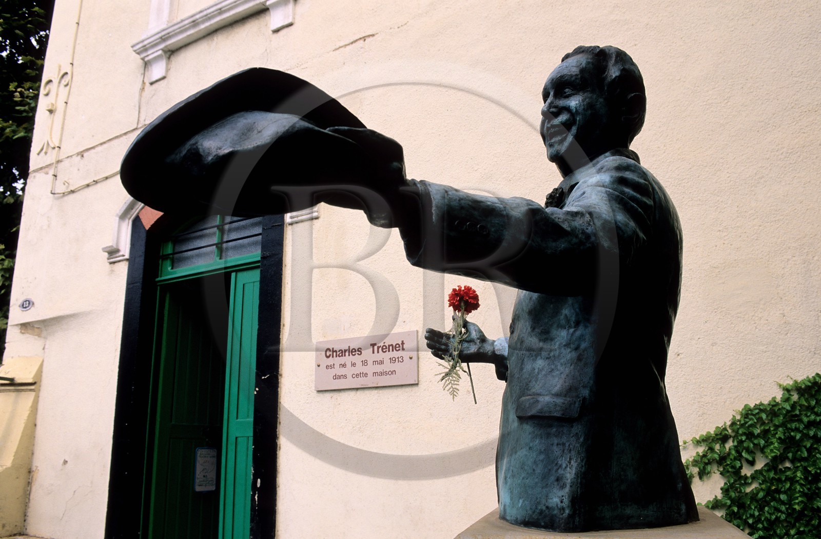 France, Aude (11), Narbonne, statue de Charles Trenet devant sa maison natale