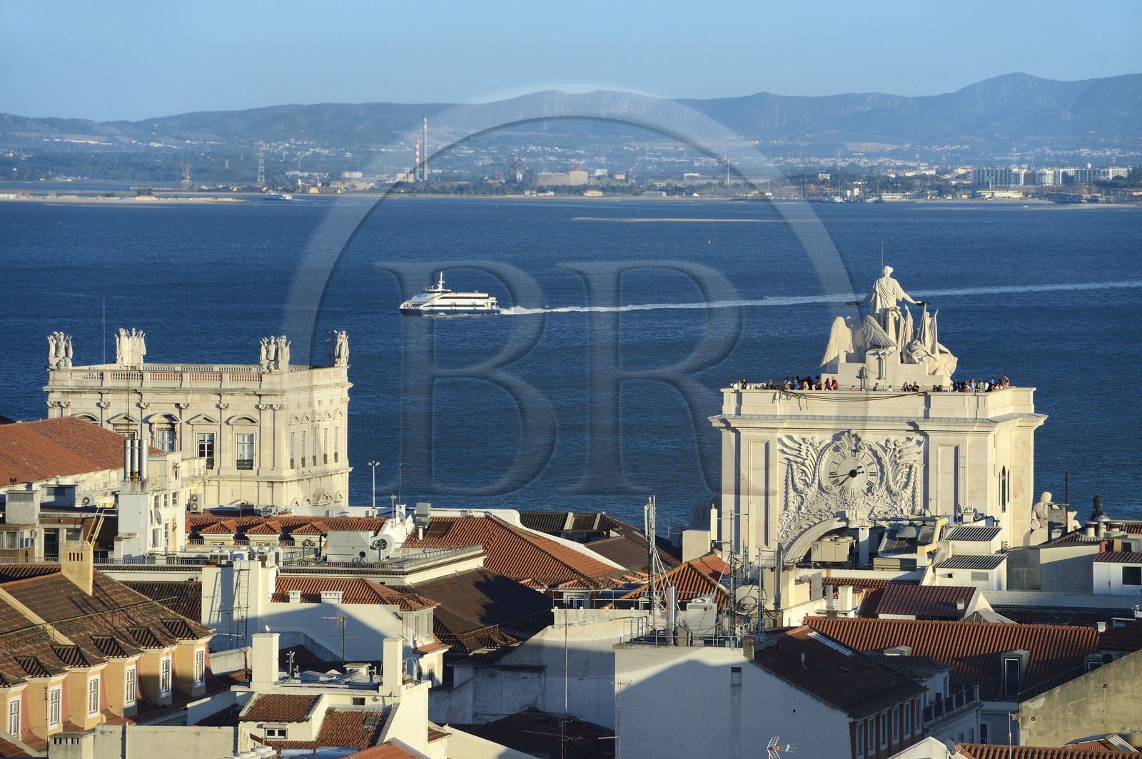 Portugal, Lisbonne, quartier de Baixa pombalin, Arc de Triomphe de la Rua Augusta (Arco da Rua Augusta) sur la Praca do Comercio (Place du Commerce)