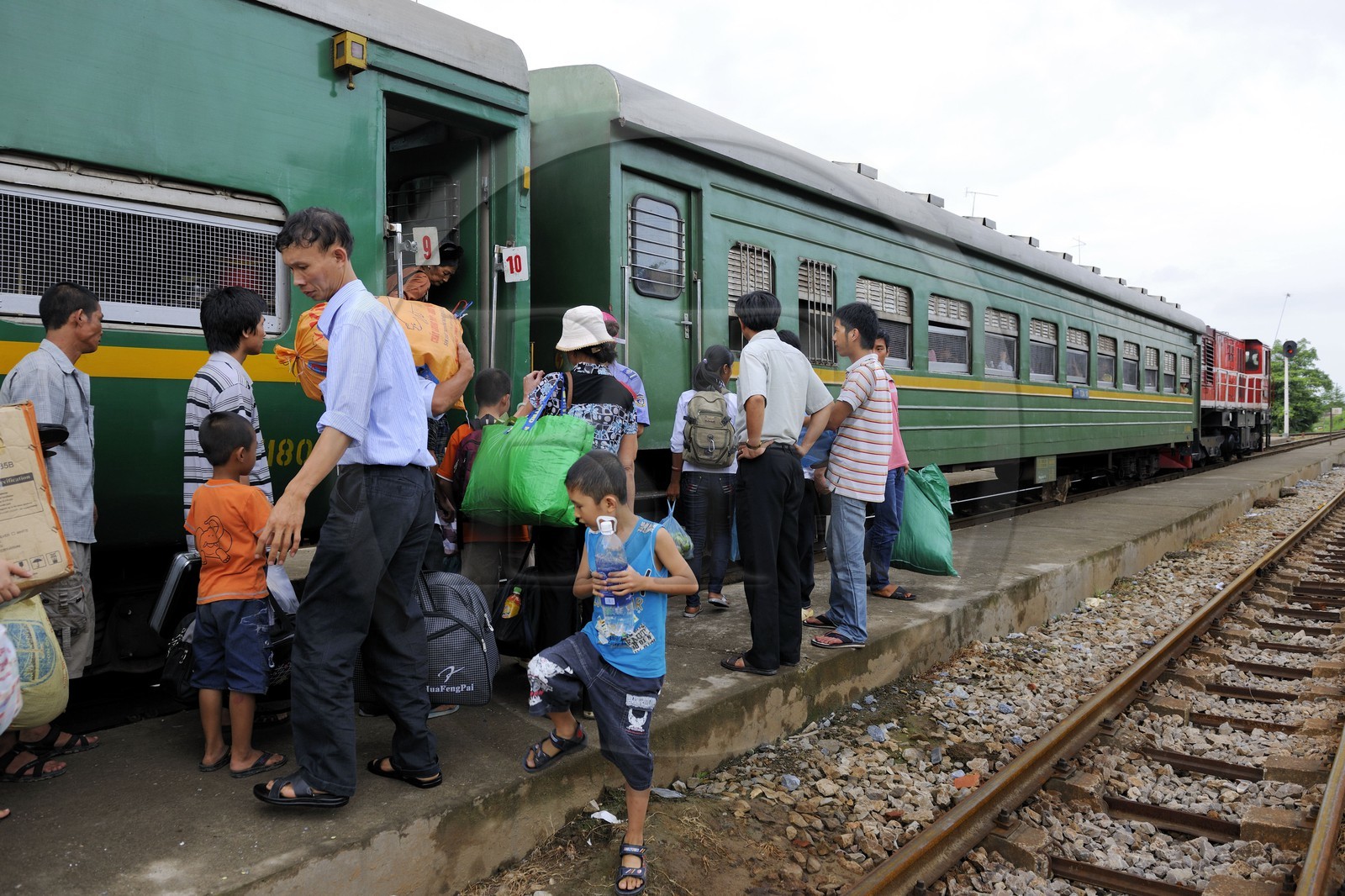 Vietnam, train de jour de Lao Cai à Hanoï, embarquement dans une des nombreuses gares