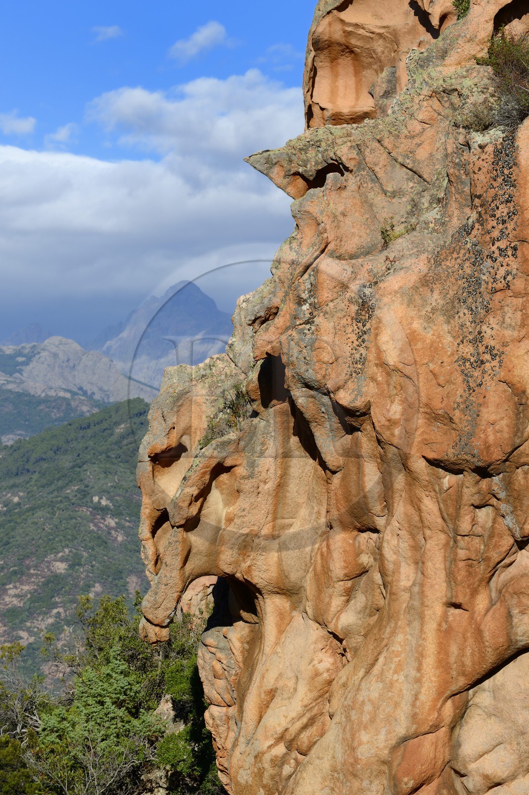 France, Corse-du-Sud (2A), Golfe de Porto, classé Patrimoine Mondial de l'UNESCO, calanches de Piana, rochers de granit rose aux formes fantasmagoriques sur le chemin dit du Chateau-Fort