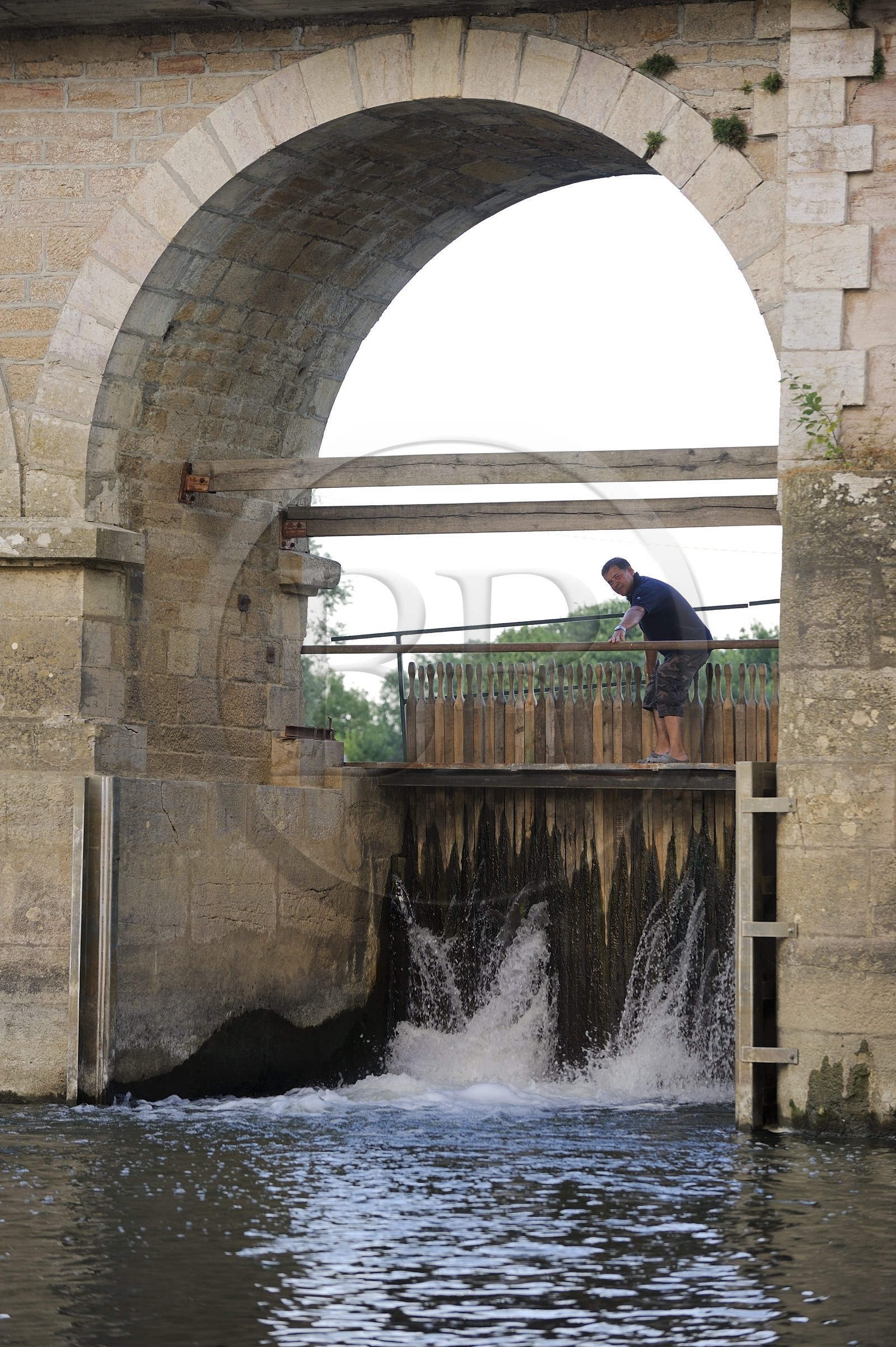 France, Saône et Loire (71), La Truchère, Georges l'éclusier au barrage à aiguilles sur la Seille