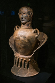 France, Gard (30), Nîmes, Musée de la Romanité, urne cinéraire anthropoide étrusque, vase canope en terre cuite à tête de d'homme sur un trone (Chiusi fin du VIIème siècle av. J.-C.)(exposition temporaire)