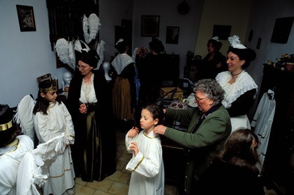 France, Bouches-du-Rhône (13), Les Baux-de-Provence, labellisé Les Plus Beaux Villages de France, fêtes de Noël, préparatifs de la messe de minuit