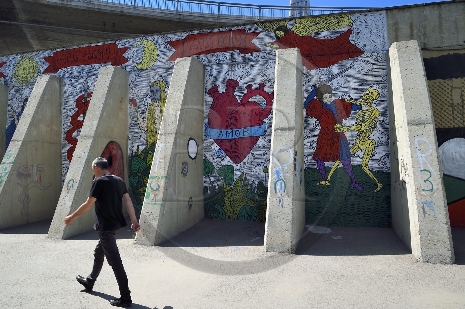 Géorgie, Tbilissi, passage sous les voies rapides aux murs recouverts de graffitis