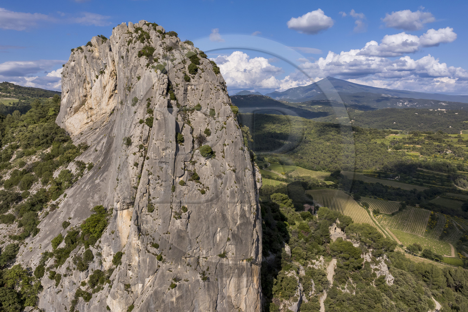 France, Vaucluse (84), Dentelles de Montmirail, Lafare, piton calcaire en forme de pain de sucre sur l'un des contreforts des Dentelles Sarrasines au col du Cayron et surmontant la cascade Saint-Christophe sur la Salette, la chapelle Saint-Christophe sur la droite et le Mont Ventoux en arrière plan (vue aérienne)