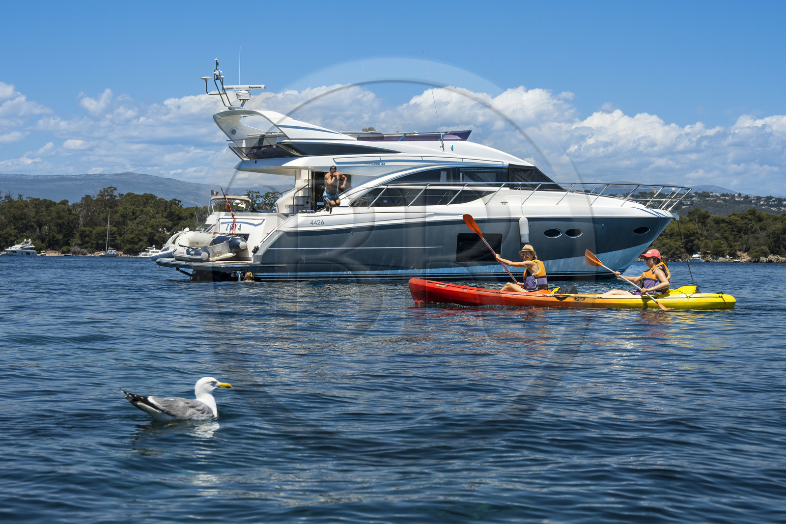 France, Alpes-Maritimes (06), Cannes, randonnée en kayak aux Iles de Lérins, passage dans le bras de mer entre les deux Iles de Lérins, les Iles de Saint-Honorat et Sainte-Marguerite