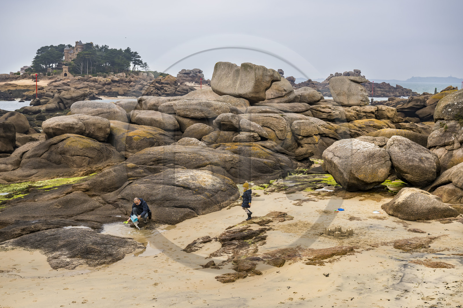 France, Côtes-d'Armor (22), Côte de Granit Rose, Perros-Guirec, rochers de Ploumanac'h et le chateau de Costaérès sur son ile en arrière plan