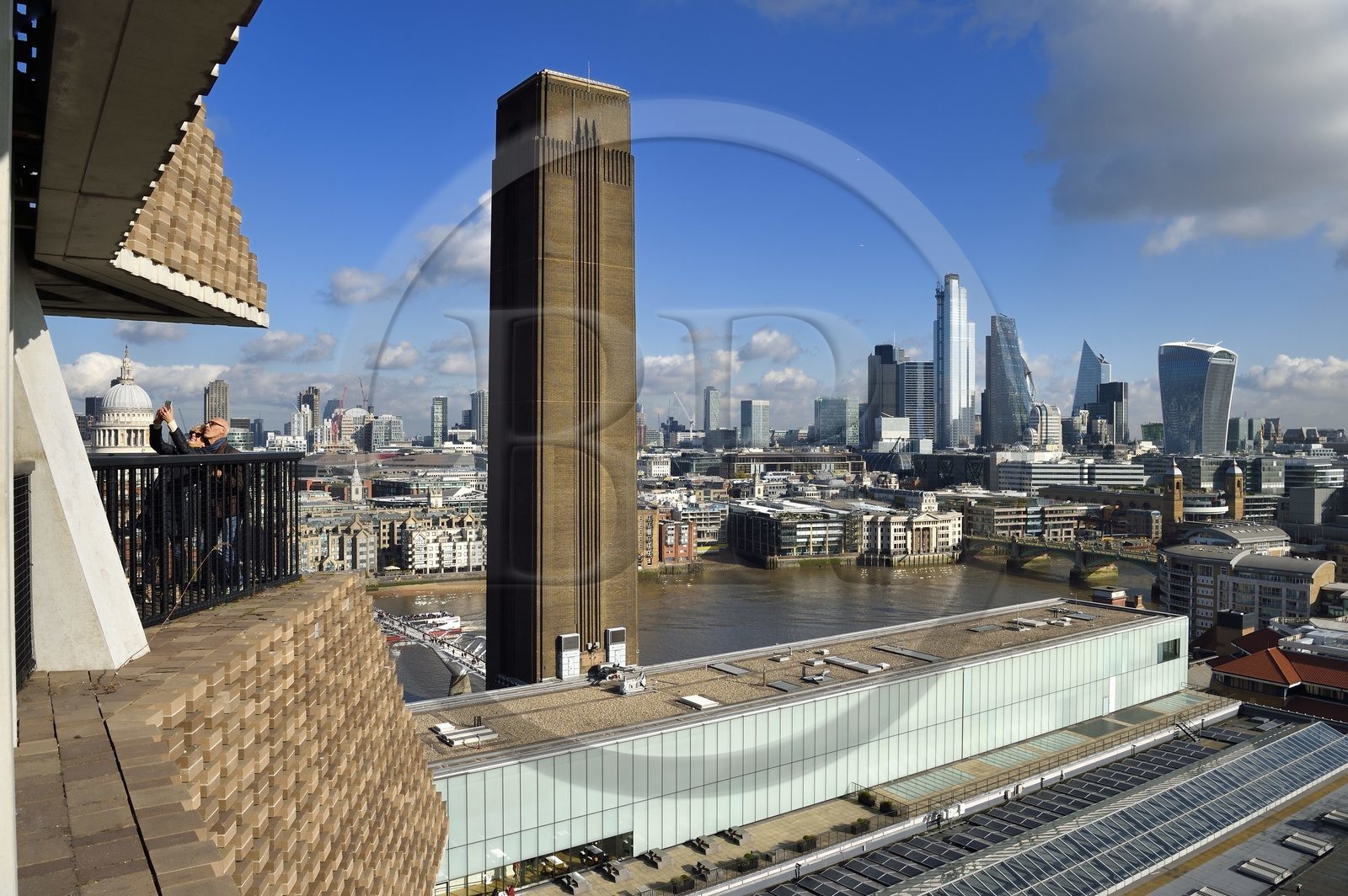 Royaume-Uni, Londres, quartier de Southwark, terrasse de la Switch House à la Tate Modern au bord de la Tamise et les gratte-ciels de la City avec la tour 20 Fenchurch Street surnommée le Talkie-Walkie conçu par l'architecte Rafael Vinoly à droite