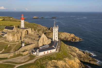 France, Finistère (29), Plougonvelin, la Pointe de Saint-Mathieu, départ du Chemin de Saint-Jacques de Compostelle, le Phare de Saint-Mathieu construit en 1835, l'abbaye Saint-Mathieu de Fine-Terre et le sémaphore de 1906 (vue aérienne)