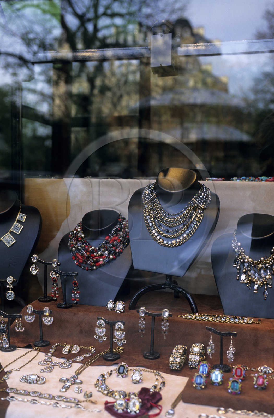 France, Paris (75), square du Temple, vitrine de bijoutier (grossiste)